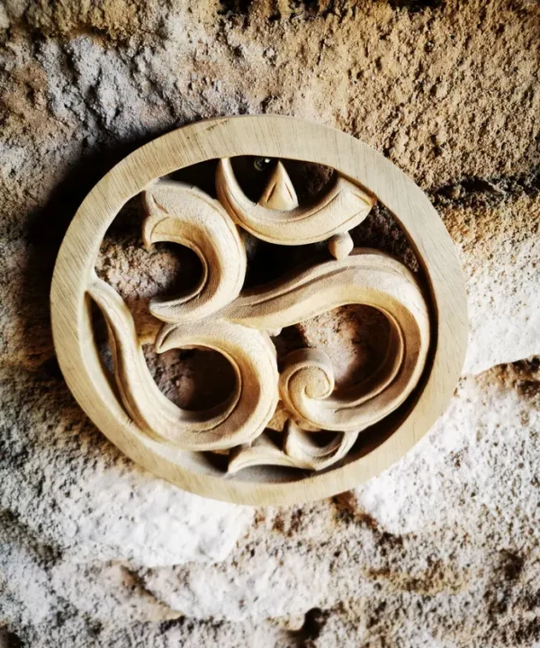 Sculpture Om en bois de Bali clair, artisanat mural zen fait main.