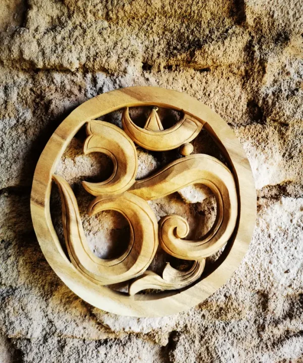 Sculpture Om en bois de Bali clair, artisanat mural zen fait main.