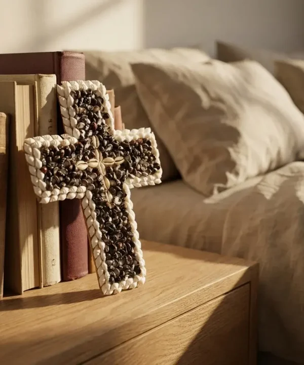 croix coquillages noir et blanc artisanat Bali fait main