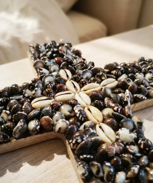 croix coquillages noir et blanc artisanat Bali fait main