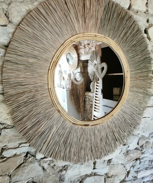 Miroir soleil artisanal 100 cm en paille naturelle, motif rayonnant bohème, fait main Java.