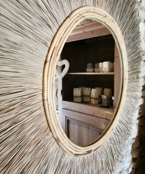 Miroir soleil artisanal 100 cm en paille naturelle, motif rayonnant bohème, fait main Java.