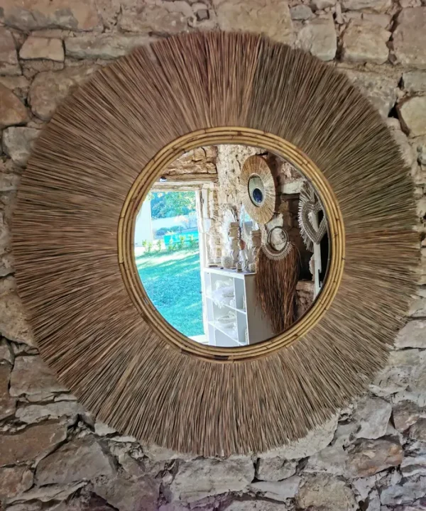 Miroir soleil artisanal 100 cm en paille naturelle, motif rayonnant bohème, fait main Java.