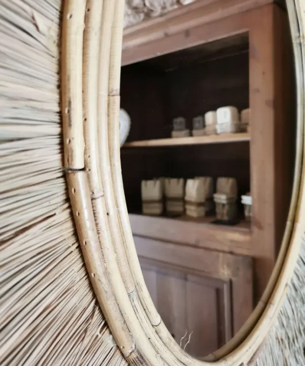 Miroir soleil artisanal 100 cm en paille naturelle, motif rayonnant bohème, fait main Java.