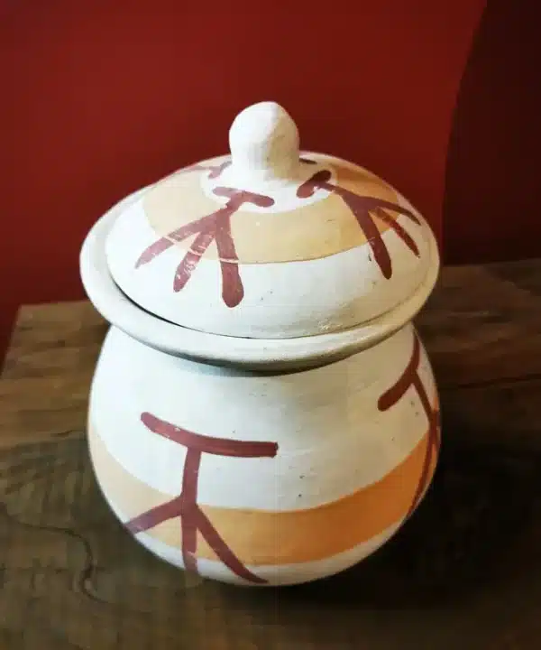 Pot terre cuite Bali rond, motifs tribaux peints main, teintes naturelles.
