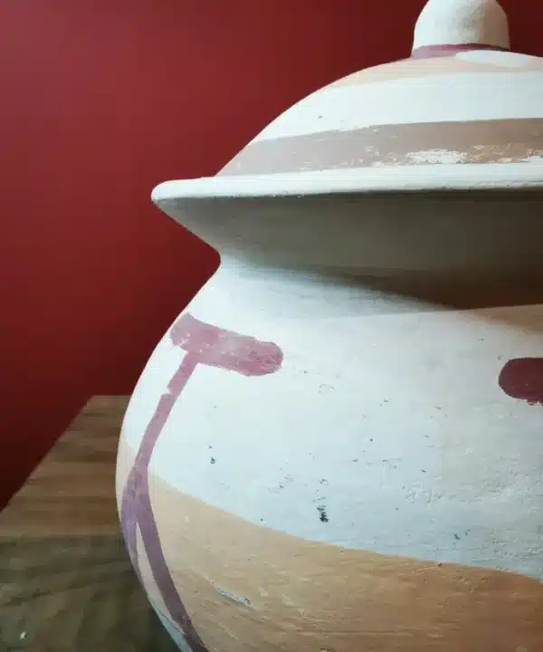 Pot terre cuite Bali rond, motifs tribaux peints main, teintes naturelles.
