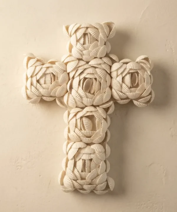 Croix Balinaise en coquillages naturels blancs, motifs floraux relief, décoration bohème chic. Petite