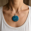 Pendentif apatite bleue rond cabochon, pierre naturelle veinée, chaîne métal argenté.