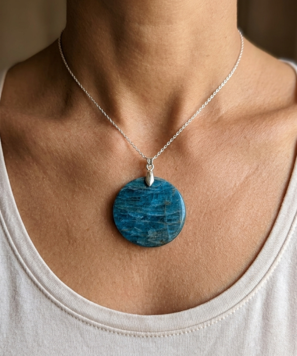 Pendentif apatite bleue rond cabochon, pierre naturelle veinée, chaîne métal argenté.