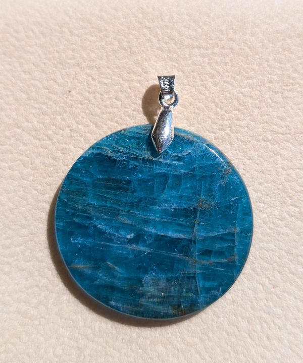 Pendentif apatite bleue ronde cabochon, pierre naturelle veinée, chaîne métal argenté.