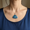 Pendentif apatite forme triangulaire, pierre naturelle veinée, chaîne métal argenté.