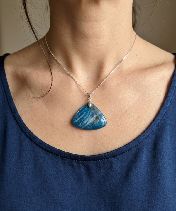 Pendentif apatite forme triangulaire, pierre naturelle veinée, chaîne métal argenté.