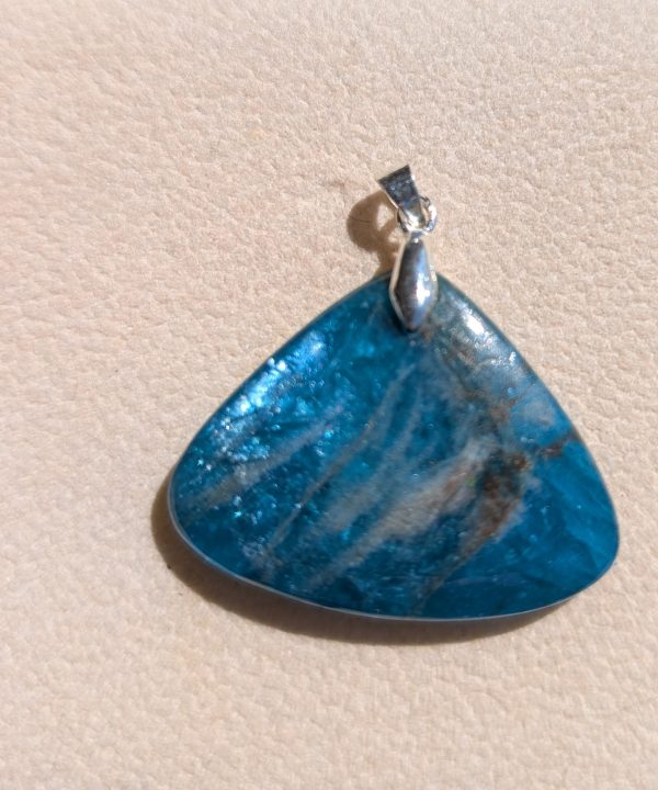 pendentif apatite bleue, forme triangle, métal argenté