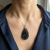 Pendentif labradorite artisanal poli, forme goutte, reflets irisés bleus et or.