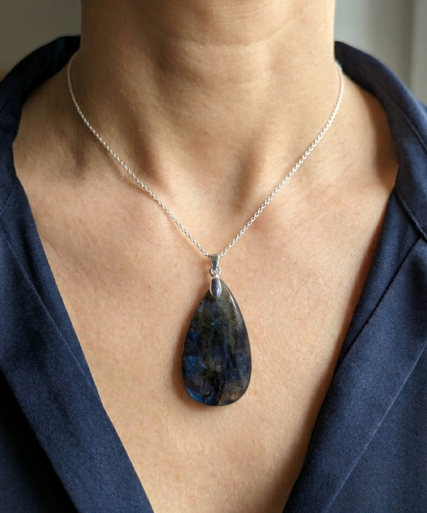 Pendentif labradorite artisanal poli, forme goutte, reflets irisés bleus et or.