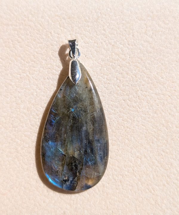 Alternative view of Pendentif allongé en labradorite