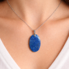 Pendentif lapis-lazuli naturel fait main, forme ovale, bleu outremer intense, bélière argentée.