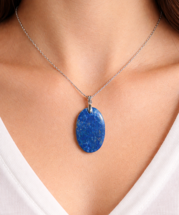 Pendentif lapis-lazuli naturel fait main, forme ovale, bleu outremer intense, bélière argentée.