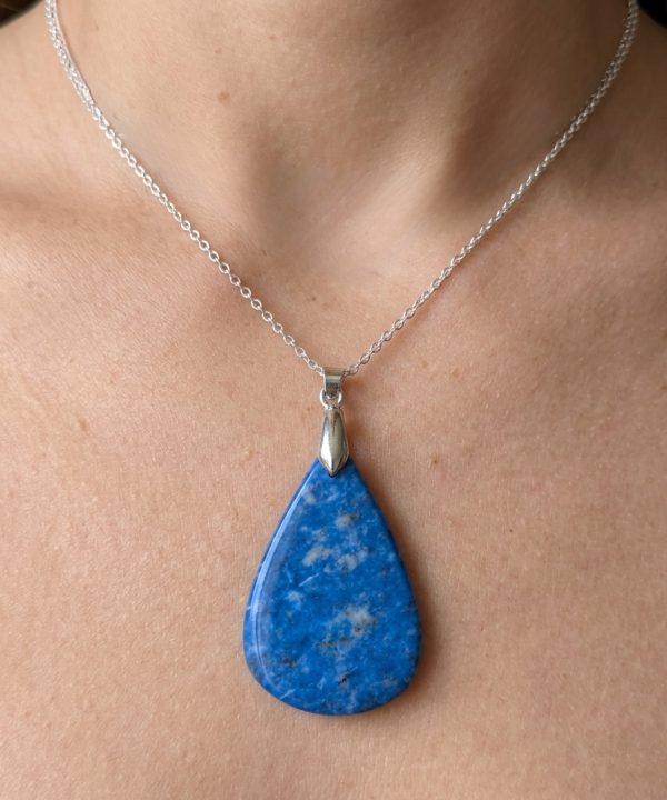 Pendentif lapis-lazuli naturel fait main, bleu outremer intense, bélière argentée.