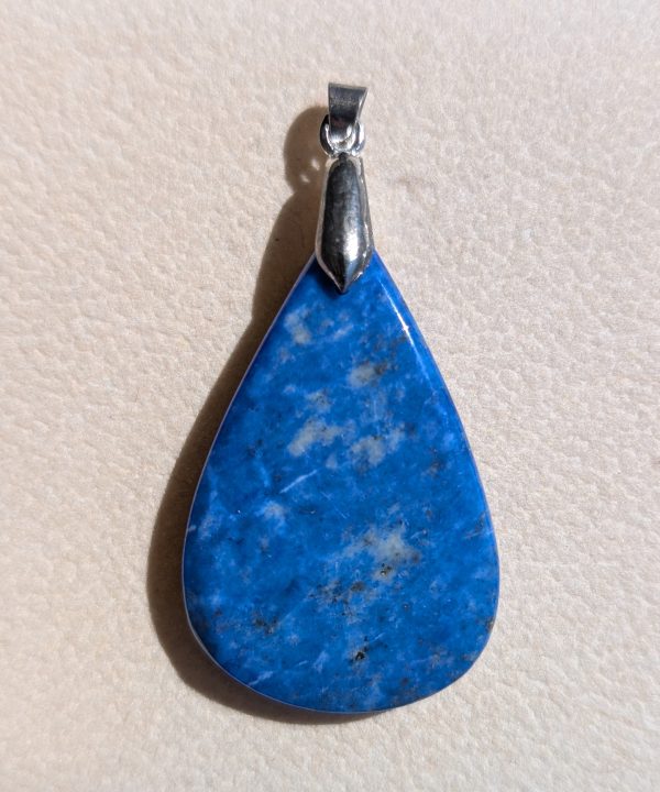 Pendentif lapis-lazuli naturel fait main, bleu outremer intense, bélière argentée.