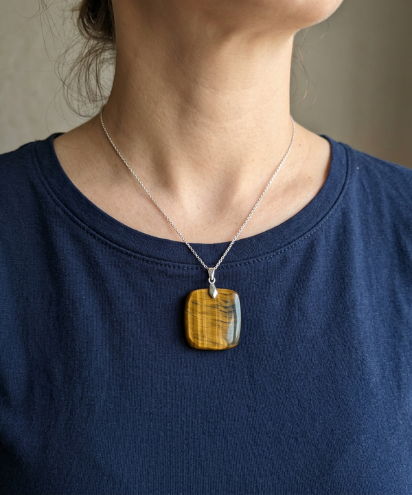 Pendentif Œil de Tigre naturel fait main Jaipur, reflets marron doré, bélière argentée.