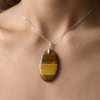 Pendentif Œil de Tigre naturel fait main Jaipur, reflets marron doré, bélière argentée.