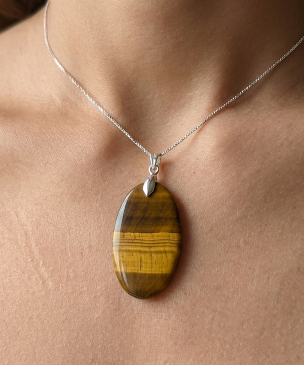 Pendentif Œil de Tigre naturel fait main Jaipur, reflets marron doré, bélière argentée.