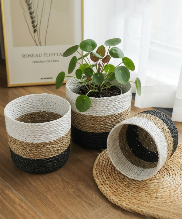 Trois paniers ronds jonc de mer Bali tressé main, tricolore blanc, beige, noir.