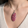 Pendentif Thulite unique, pierre naturelle rose intense marbrée, ovale , chaîne argentée.