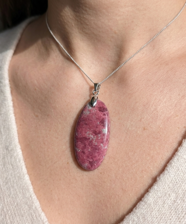 Pendentif Thulite unique, pierre naturelle rose intense marbrée, ovale , chaîne argentée.