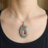 Pendentif rubis sur fuchsite zoïsite, pierre naturelle ovale verte et rose, bélière argentée.