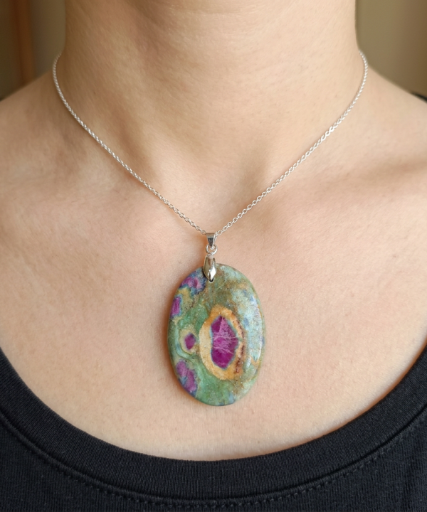Pendentif rubis sur fuchsite zoïsite, pierre naturelle ovale verte et rose, bélière argentée.