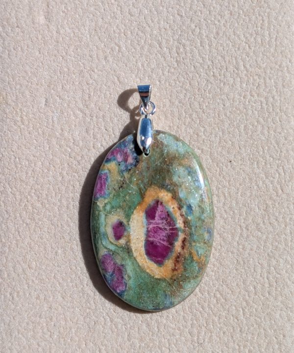 Pendentif rubis sur fuchsite zoïsite, pierre naturelle ovale verte et rose, bélière argentée.