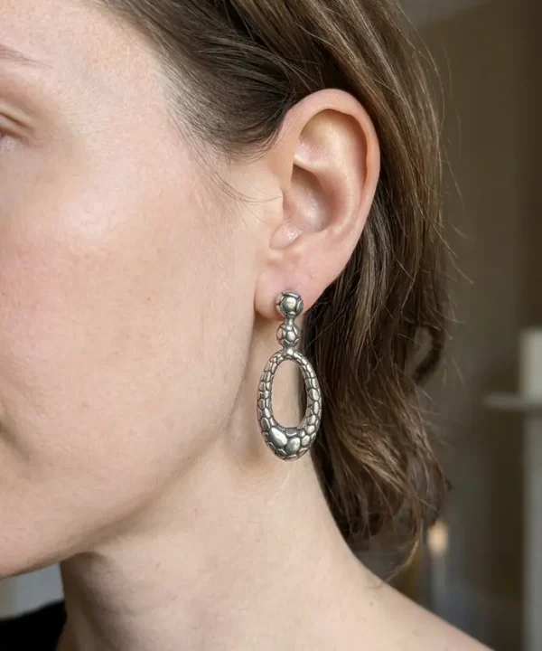 Boucles d'oreilles argent Bali artisanales, texture galets patinée, forme ovale.