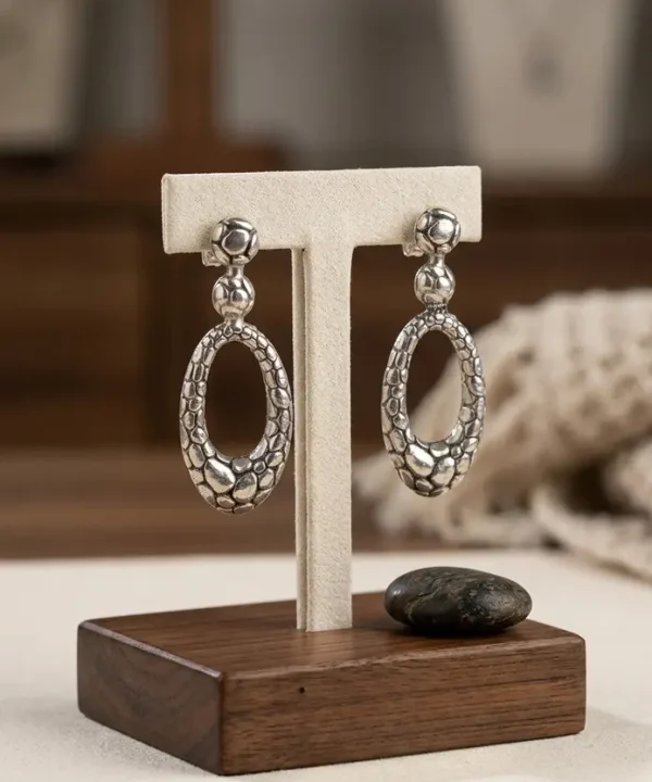 Boucles d'oreilles argent Bali artisanales, texture galets patinée, forme ovale.