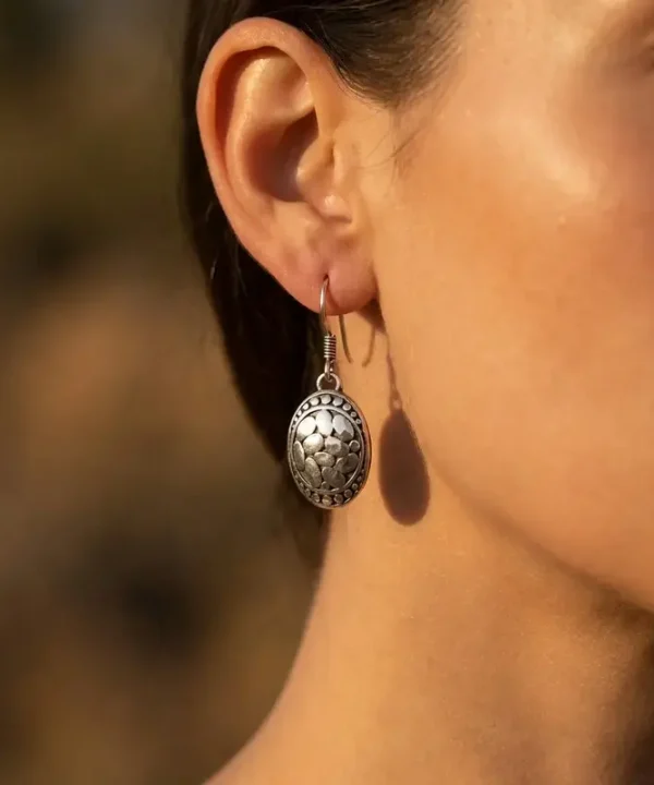 Boucles d'oreilles réversibles ovales argent Bali, nacre blanche naturelle artisanales.