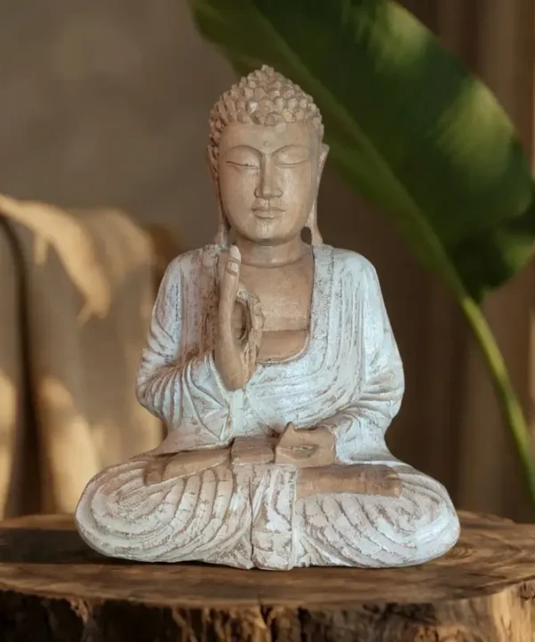 Bouddha balinais méditant 30cm, bois de suar clair, patine vieillie, socle tronc d'arbre.