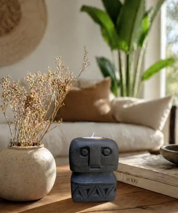 Bougeoir Sumba noir en grès, sculpture artisanale visage tribal protecteur.