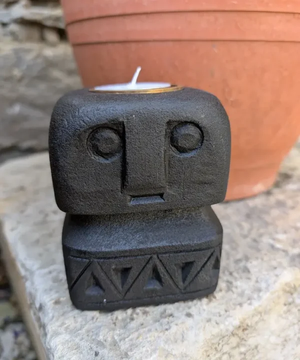 Bougeoir Sumba noir en grès, sculpture artisanale visage tribal protecteur.