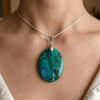 Pendentif ovale chrysocolle-malachite, motifs vert émeraude et bleu turquoise, fait main d'Inde.