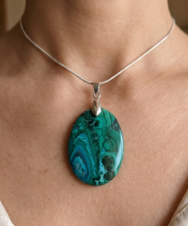 Pendentif ovale chrysocolle-malachite, motifs vert émeraude et bleu turquoise, fait main d'Inde.