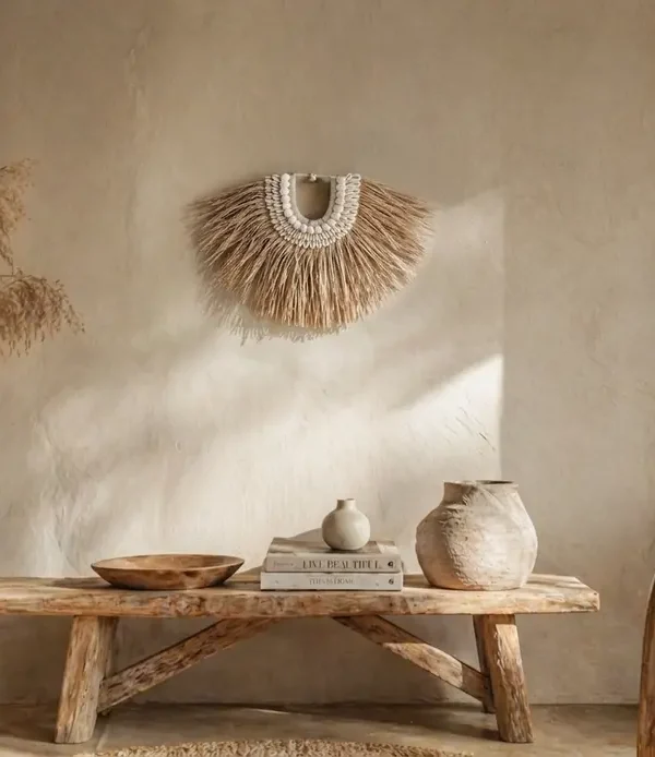 Décoration murale demi-lune artisanale en paille, coquillages cauris et laine, style bohème de Bali.