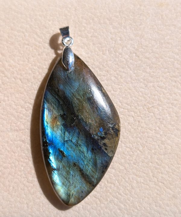 Pendentif labradorite artisanal poli, forme goutte, reflets irisés bleus et or.
