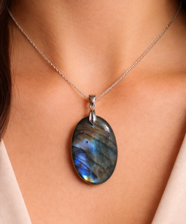 Pendentif labradorite artisanal poli, forme ovale allongée, reflets irisés bleus et or.