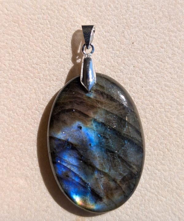 Alternative view of Pendentif labradorite fait main