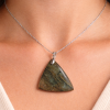 Pendentif labradorite artisanal poli, forme triangle, reflets irisés bleus et or.