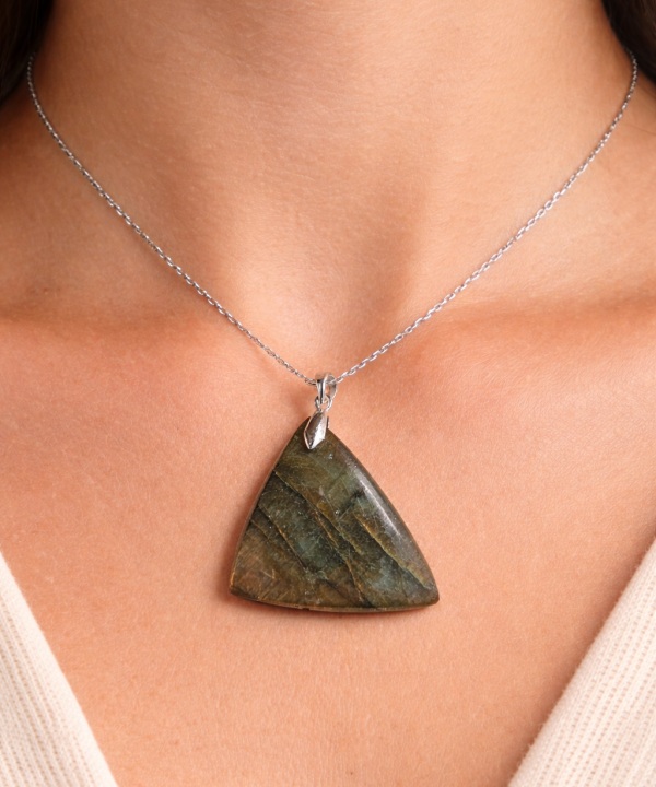 Pendentif labradorite artisanal poli, forme triangle, reflets irisés bleus et or.
