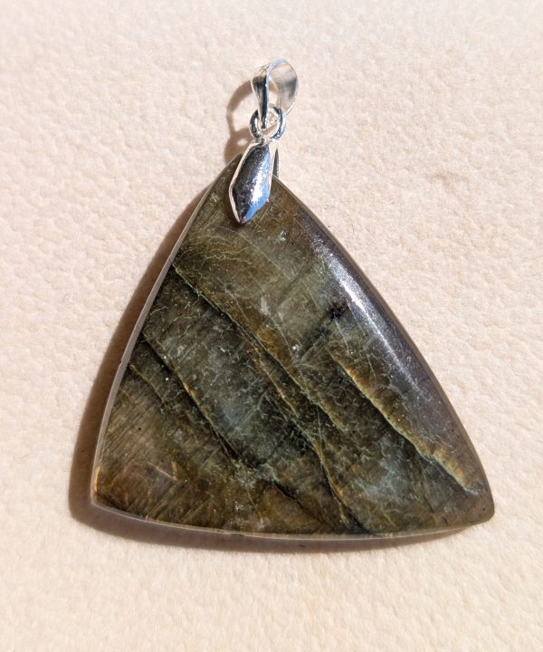 Pendentif labradorite artisanal poli, forme triangle, reflets irisés bleus et or.