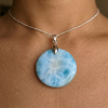 Pendentif femme Larimar pierre naturelle ronde bleu turquoise, chaîne argentée maille serpent.
