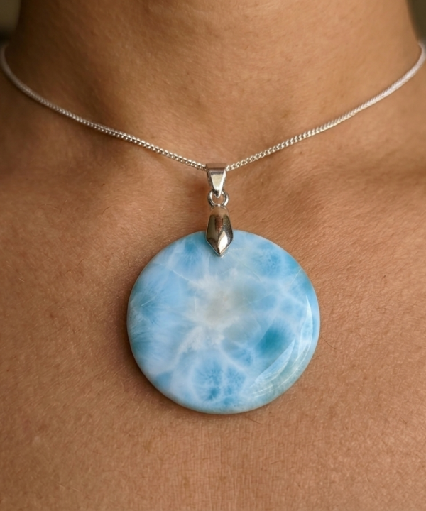 Pendentif femme Larimar pierre naturelle ronde bleu turquoise, chaîne argentée maille serpent.